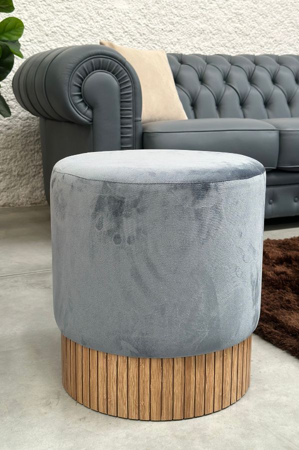 Pouf in velluto blu con base in legno di abete